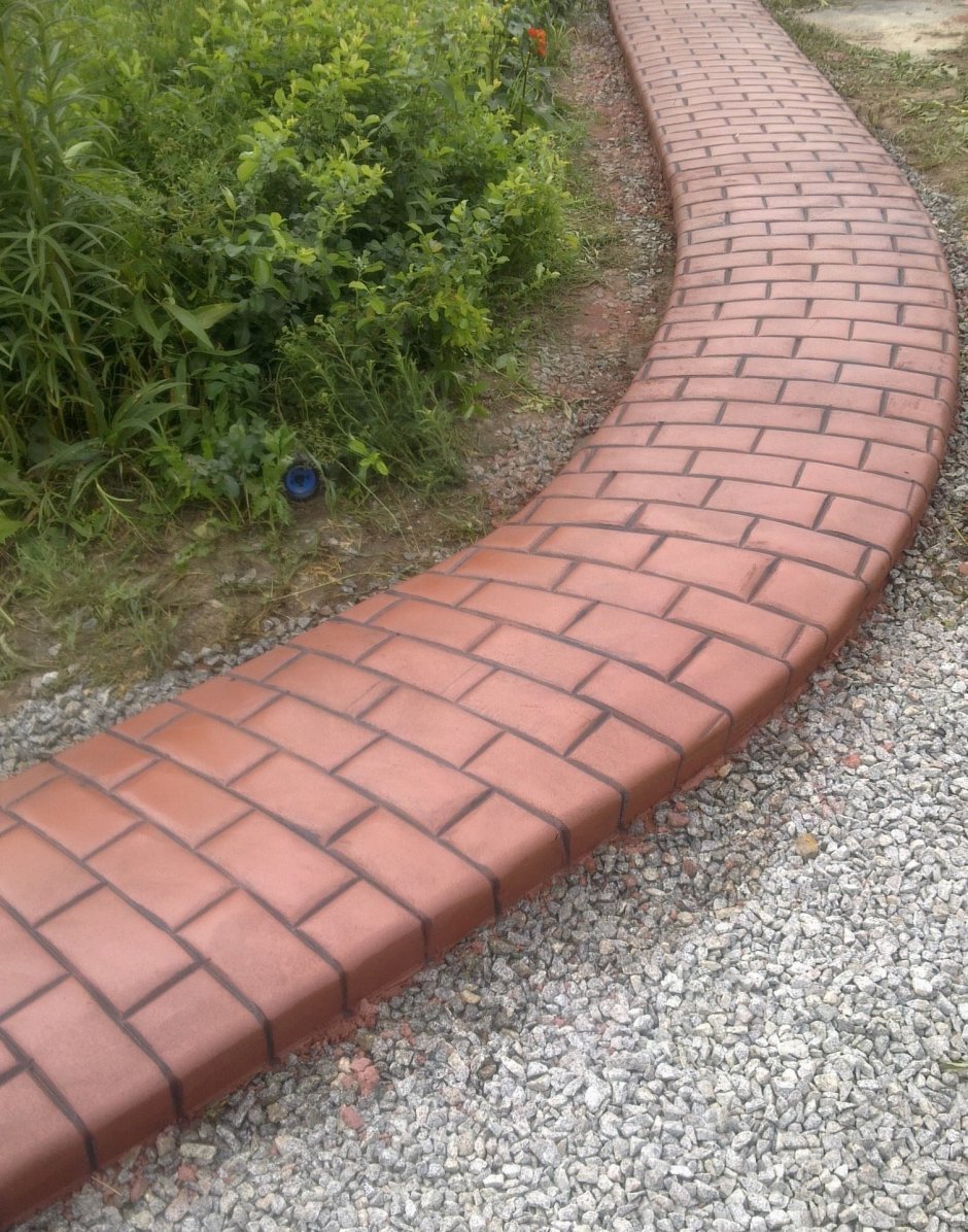 Дорожка из брусчатки с бордюром