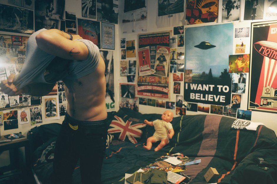 Парень в своей комнате