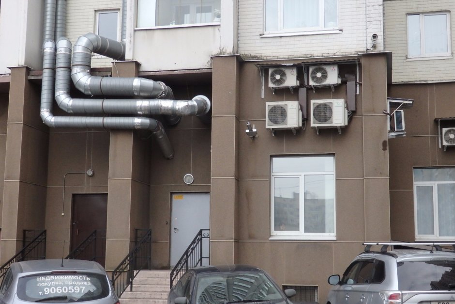 Вентиляционные трубы на фасаде