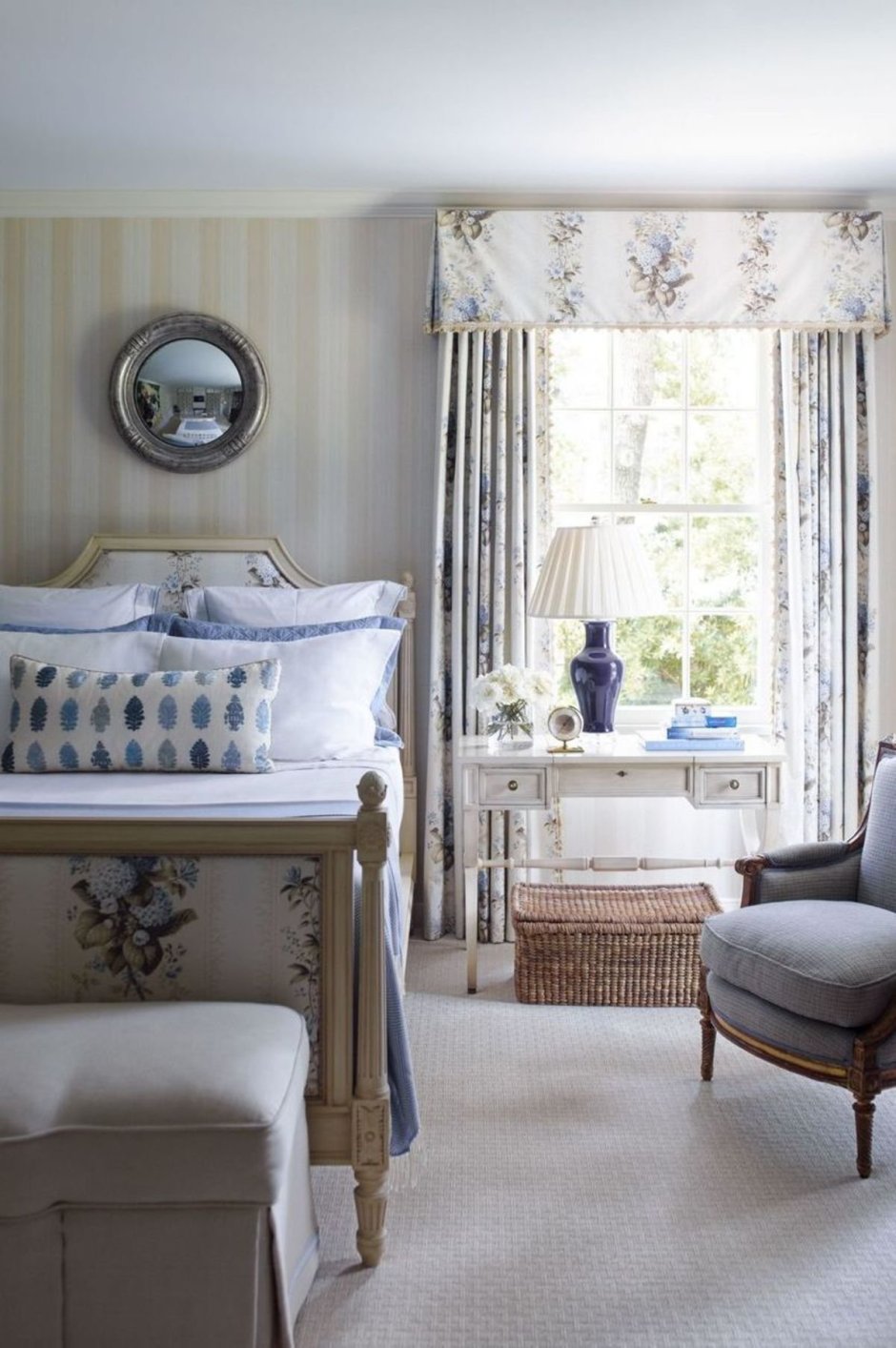 Шторы в спальню в пастельных тонах
