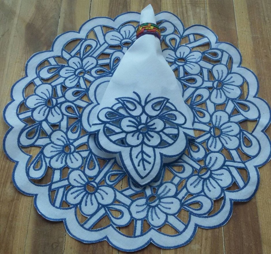 Вышитая салфетка Ришелье