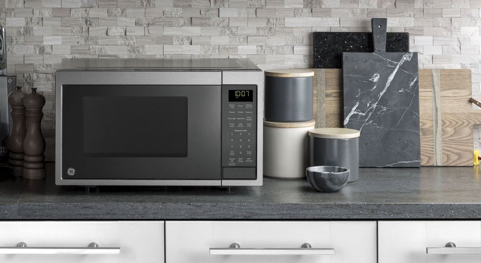 Микроволновая печь на кухне