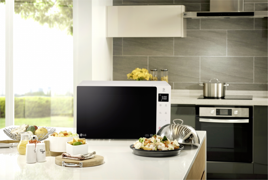 Встроенная микроволновка на кухне