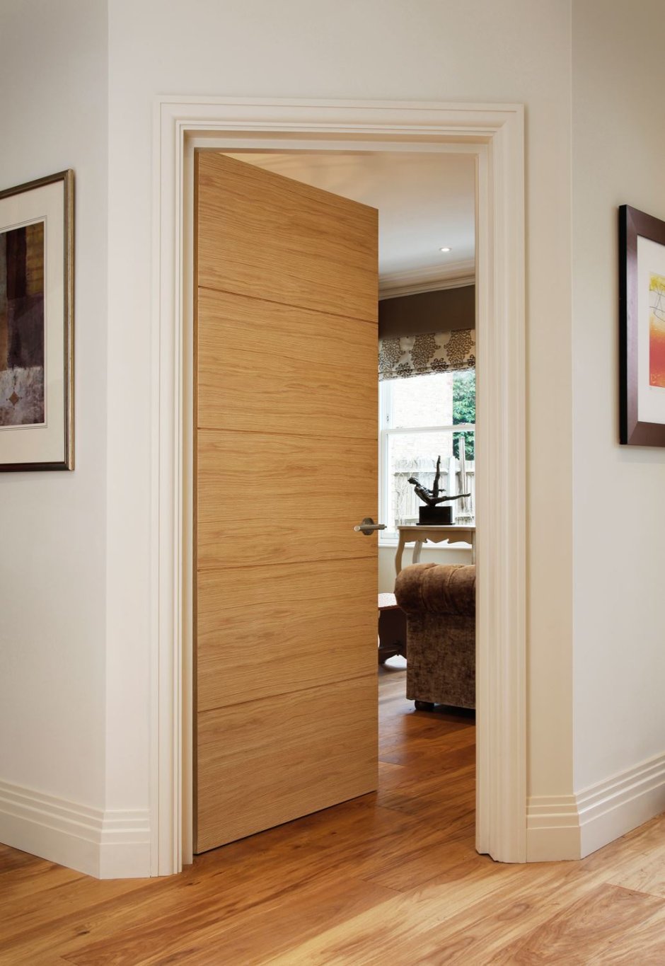 Дверь в углу комнаты