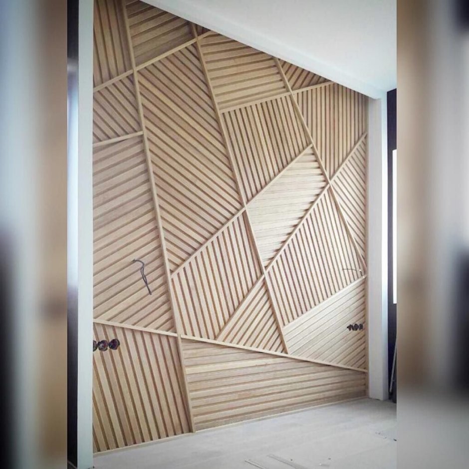 Межкомнатная дверь в углу комнаты