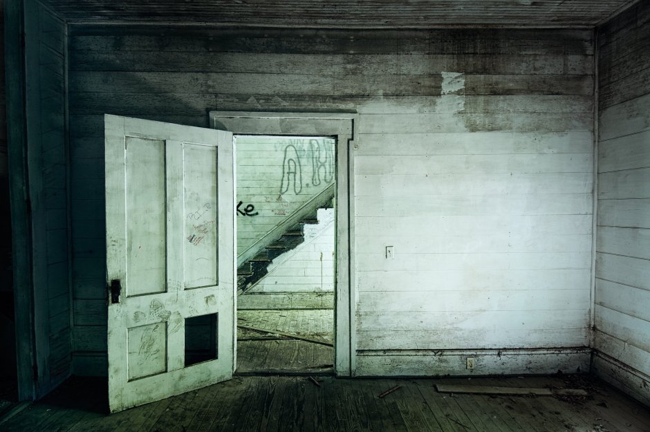 Разрисованная дверь в комнате