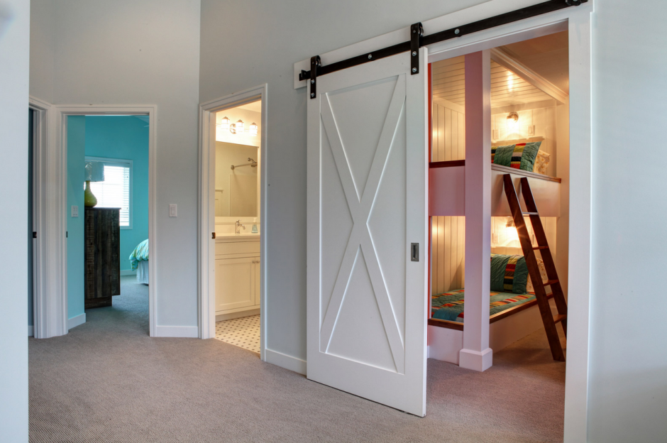 Выдвижная дверь в комнату