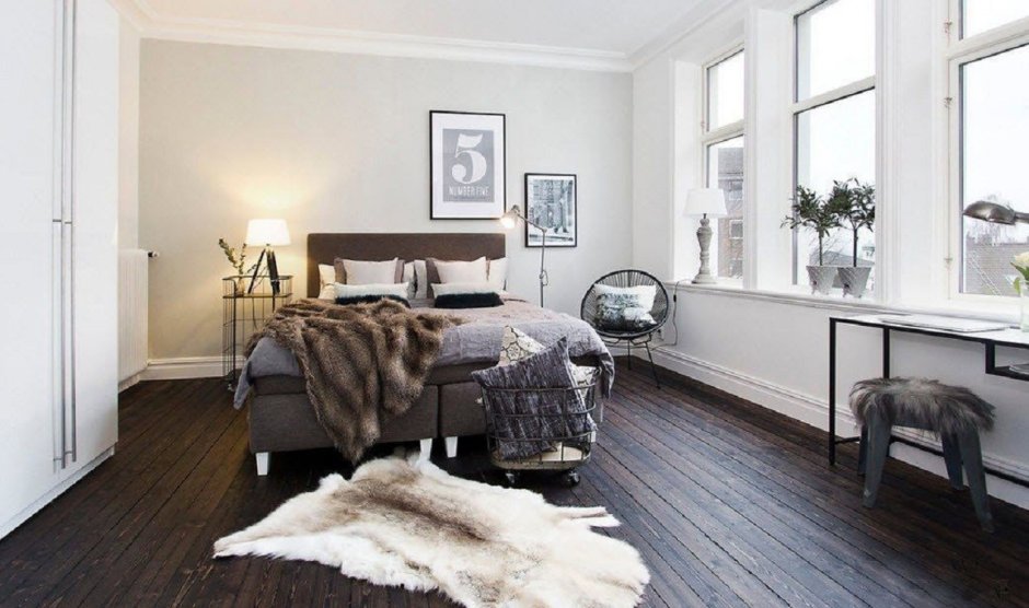Сканди с темным полом спальня