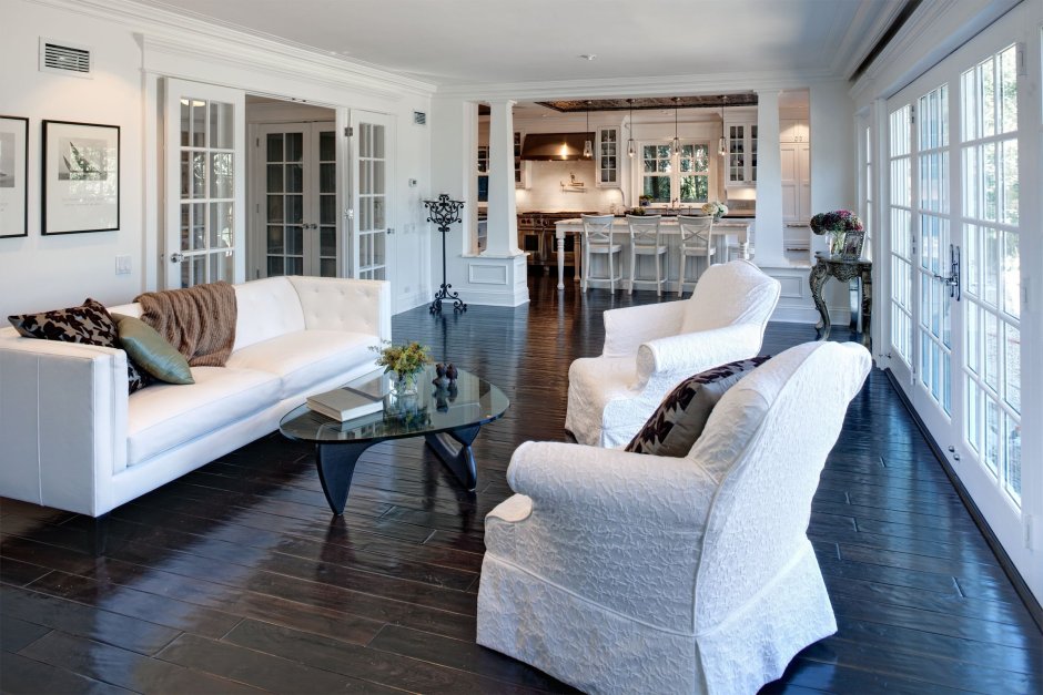 Белый пол в интерьере гостиной в доме