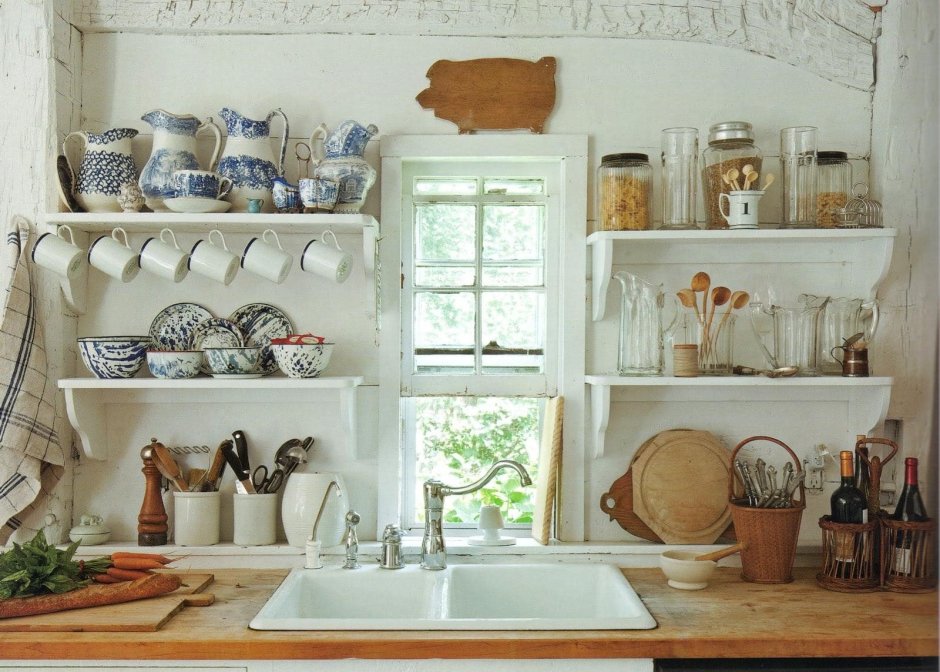 Навесная полка для кухни в деревенском стиле
