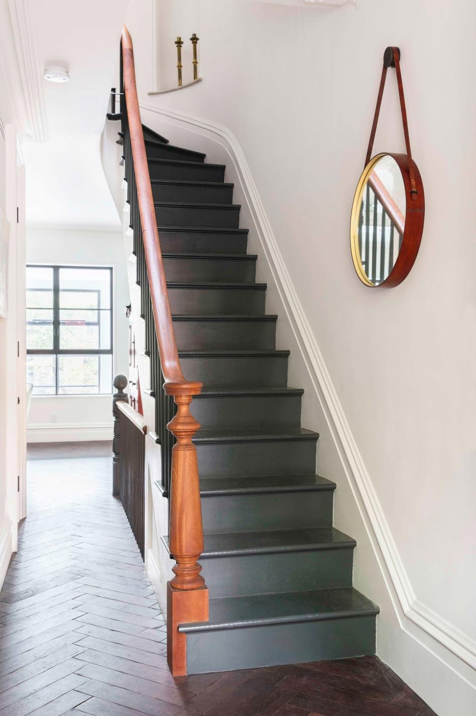 Покрасить лестницу деревянную