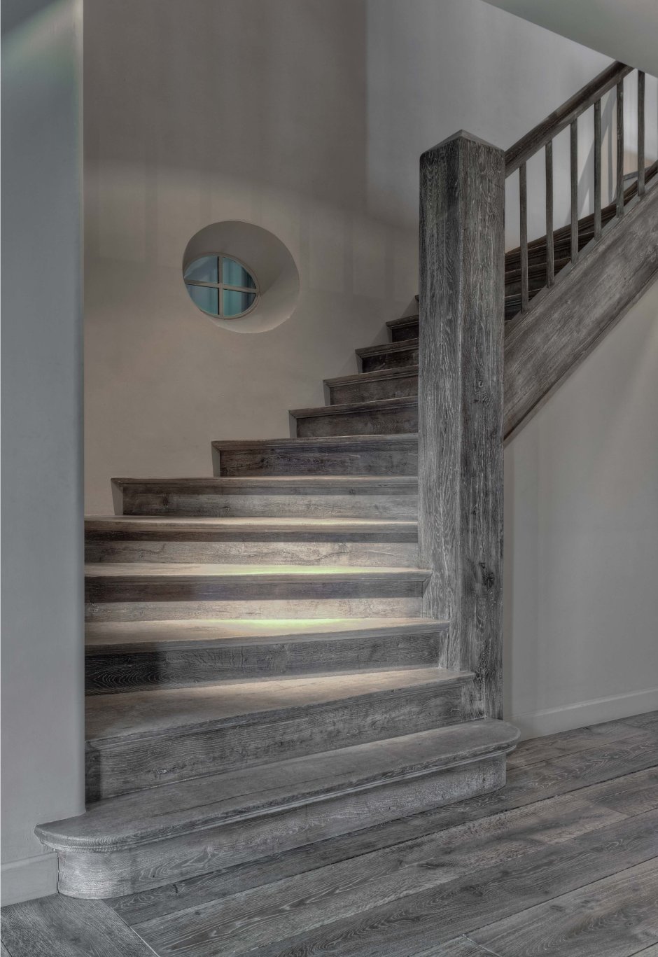 Деревянная лестница серого цвета