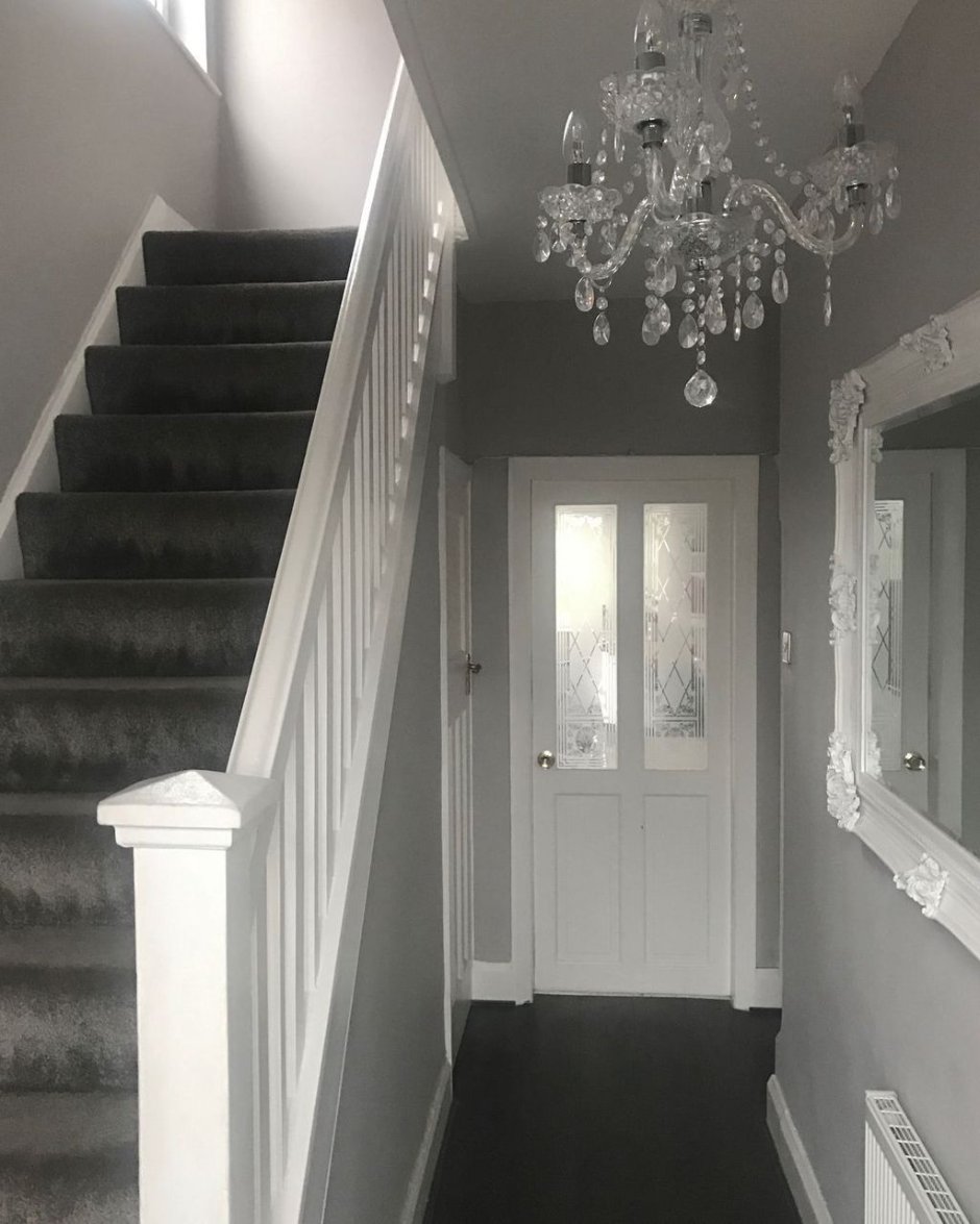 Коридор с лестницей с серых тонах