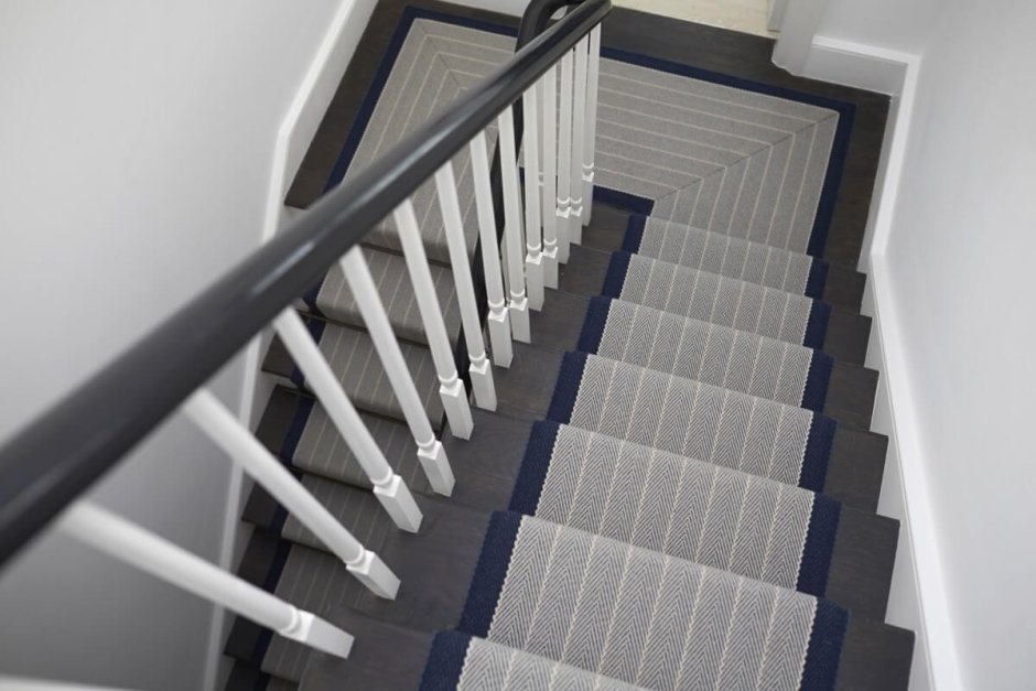 Белая лестница с темно-серыми ступенями