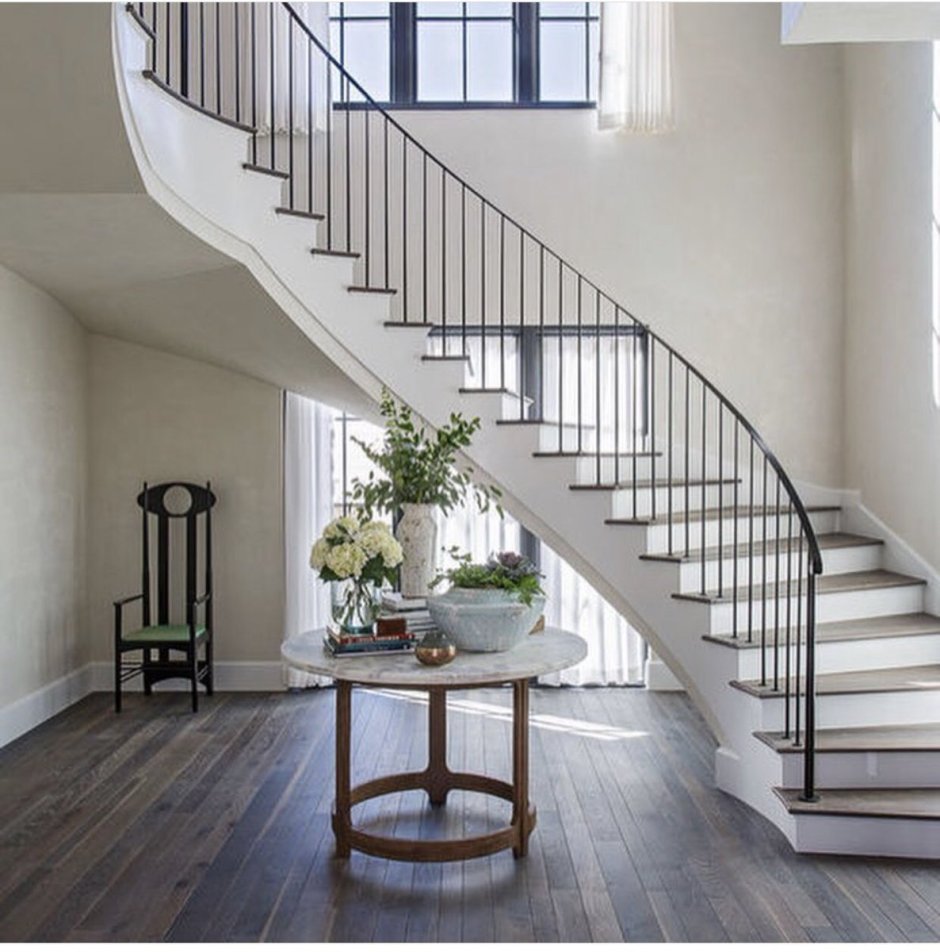 Серая лестница в доме