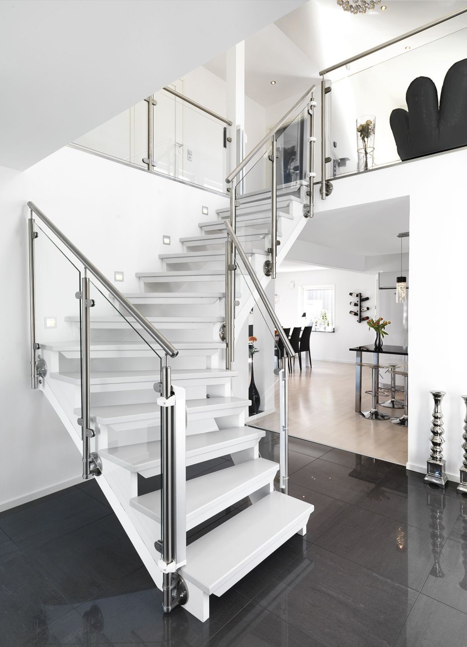 Белая металлическая лестница