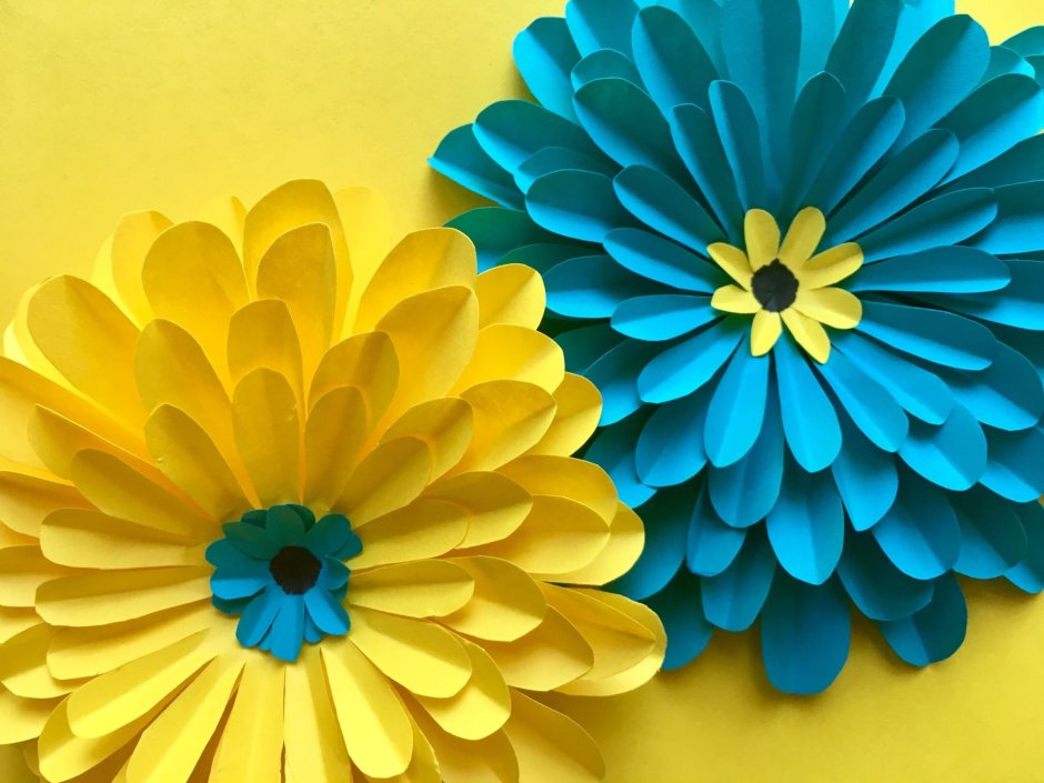 Плоский цветок из цветной бумаги