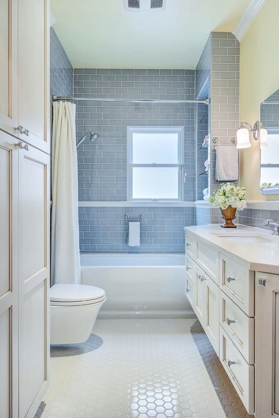 Ванна с окном в классическом стиле