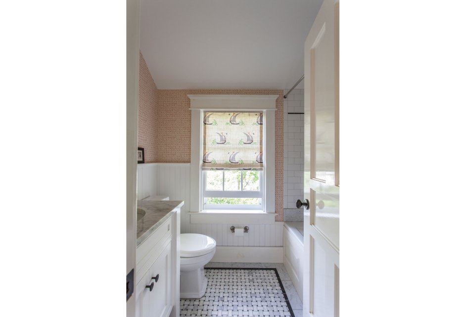 Узкое окно в ванной