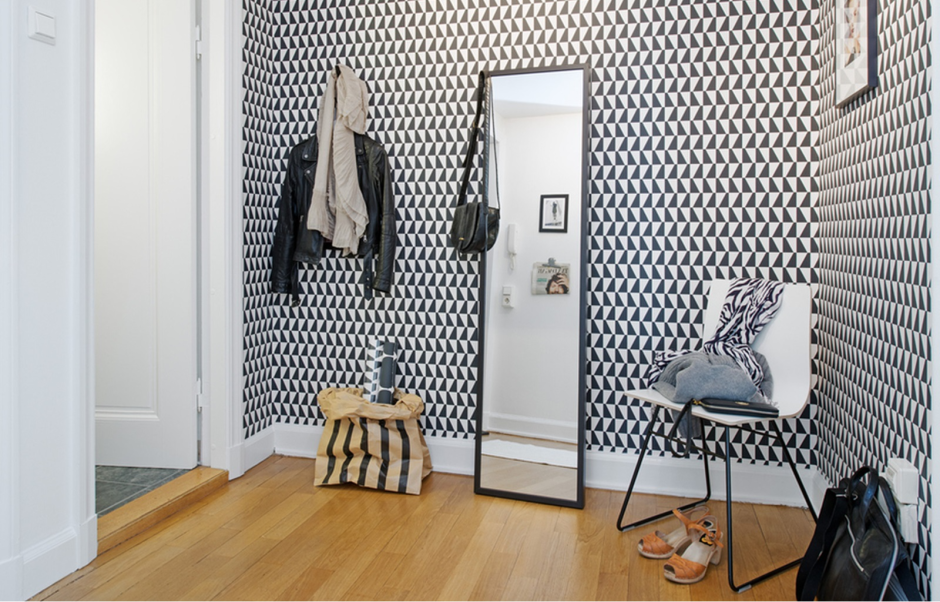 Прихожая с деревянными рейками