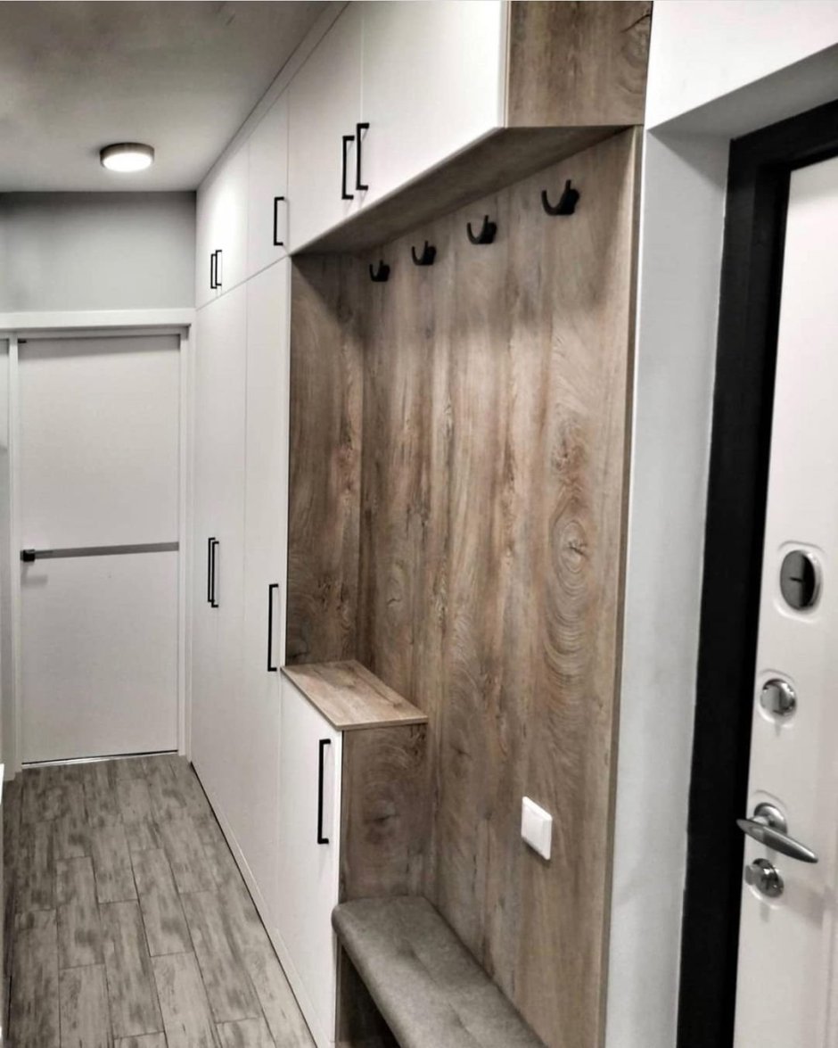 Прихожая в серо белых тонах