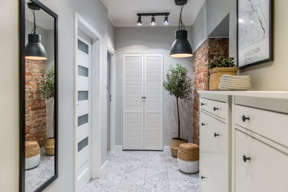 Интерьер узкой прихожей