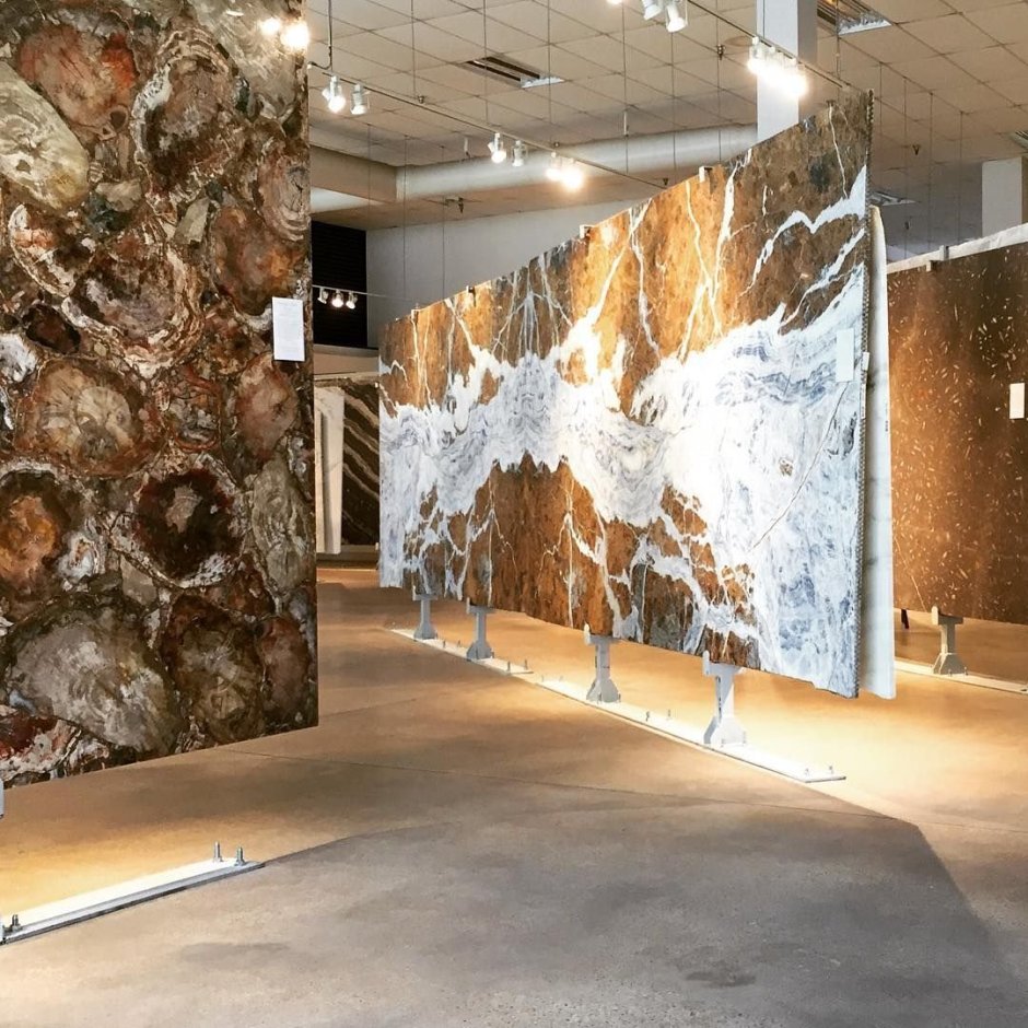 Слэб мрамора на стене