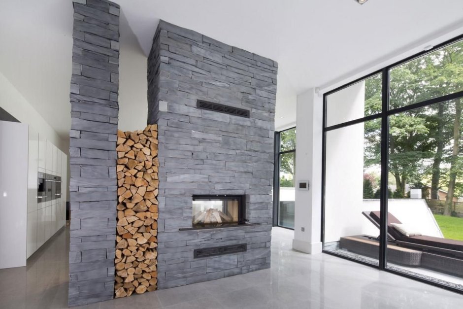 Камин с дровницей сбоку