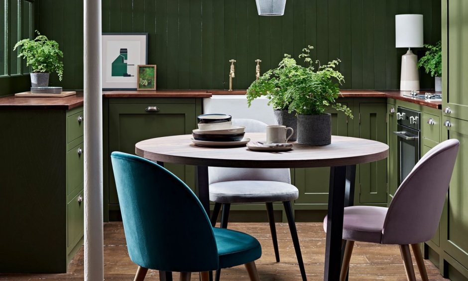 Зеленая кухня с розовыми стульями