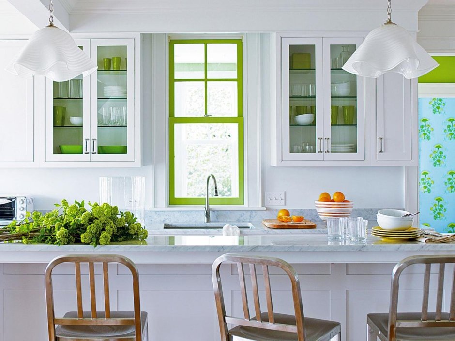 Кухня с зелеными акцентами с окном