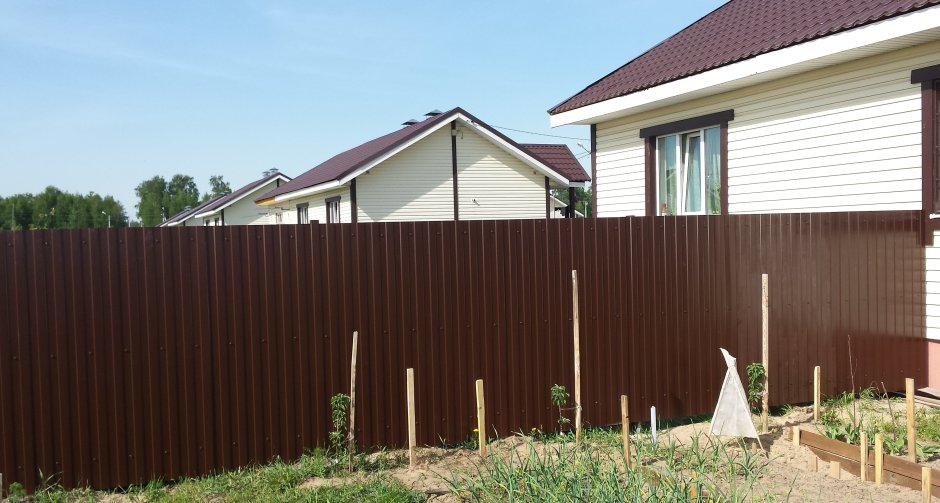 Стена под забором из профлиста