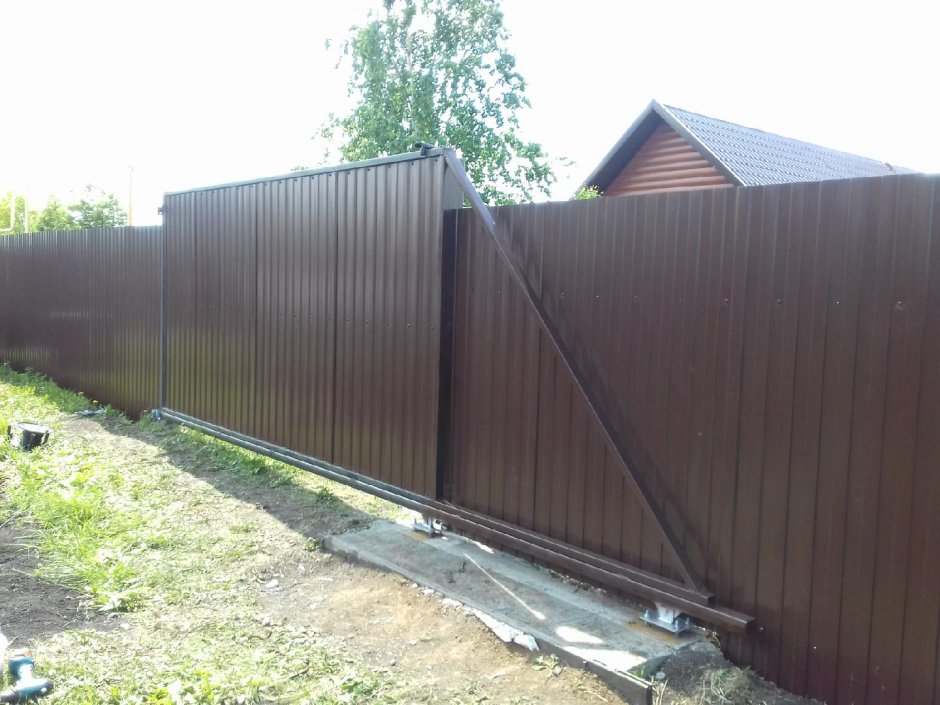 Забор изнутри участка