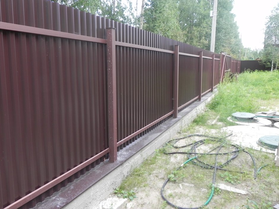 Забор из профтрубы 80х80