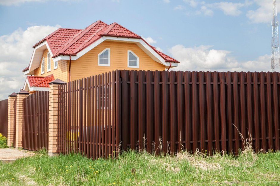 Забор из профнастила шоколадного цвета