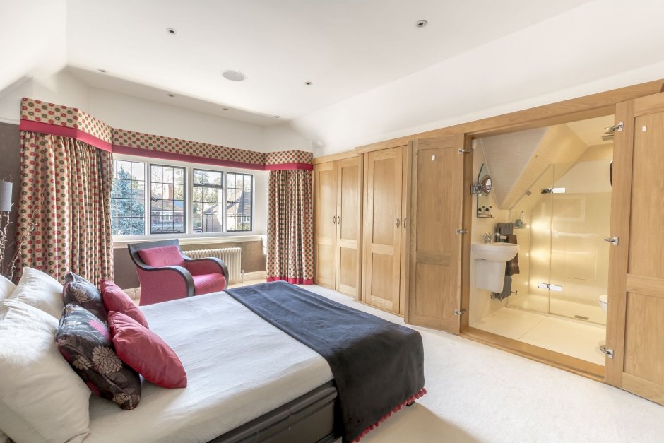 Спальня с ванной комнатой и гардеробной