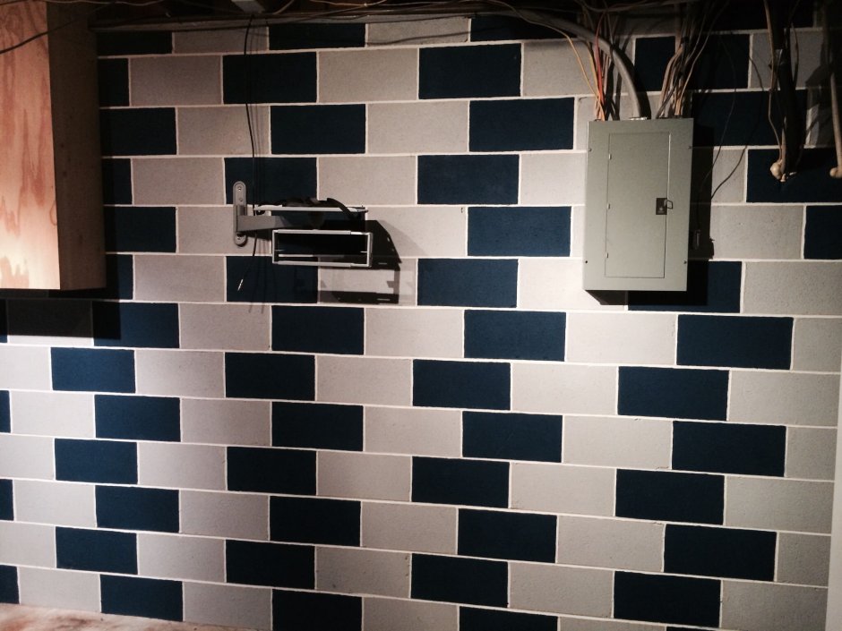 Стена из блоков покрашенная