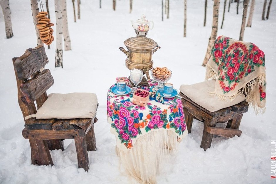 Фотозона в русском народном стиле зимой