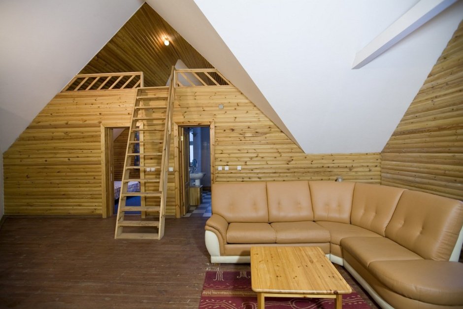 Интерьер второго этажа бани