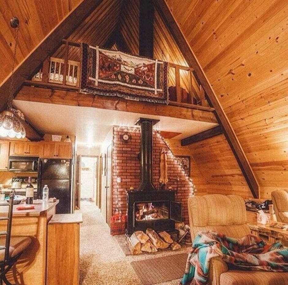 Маленький деревянный домик внутри