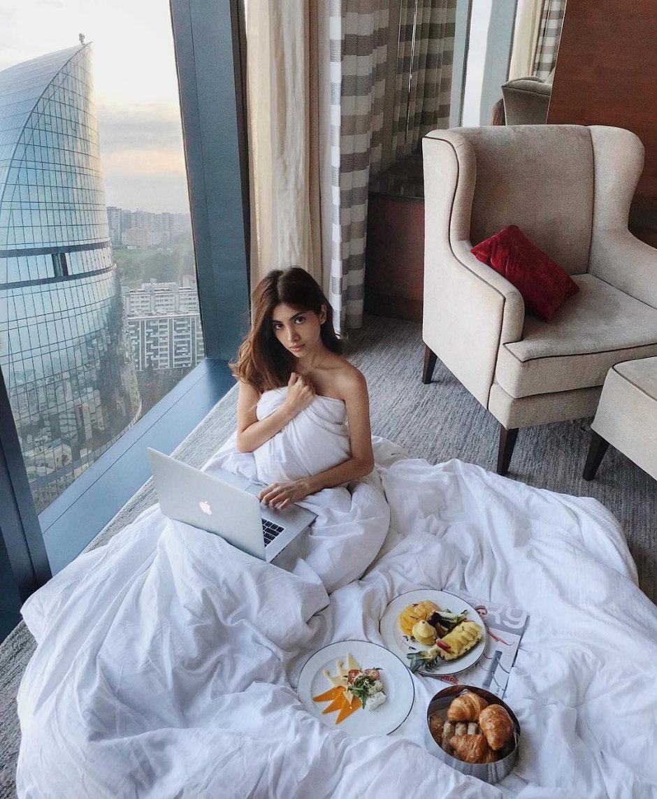 Лебеди на кровати