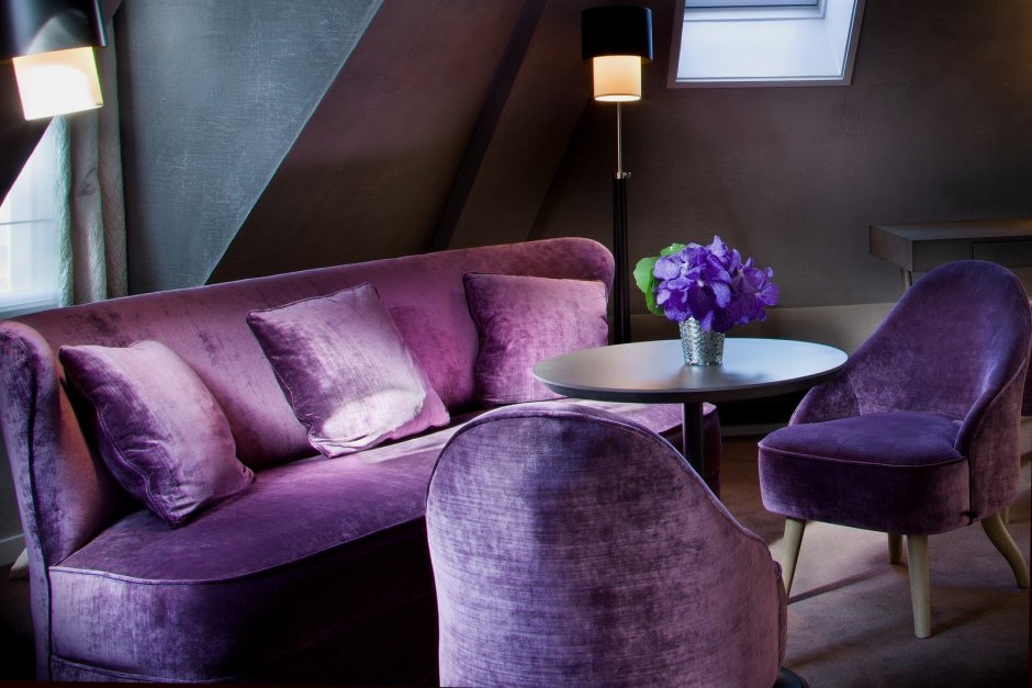 Серый плюшевый диван