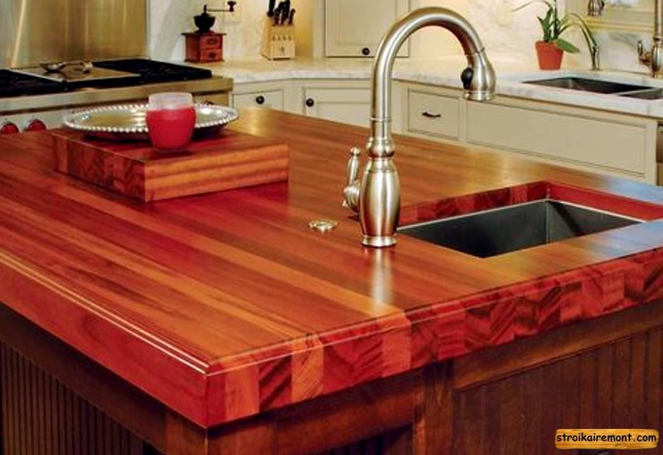 Стол с деревянной столешницей