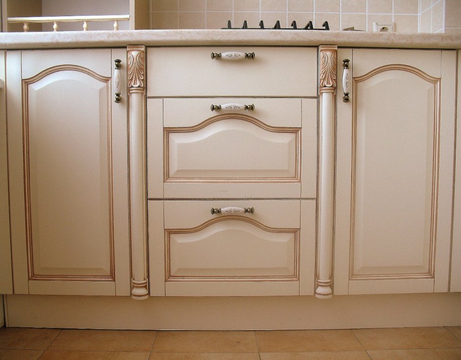 Покраска кухонных фасадов из дерева