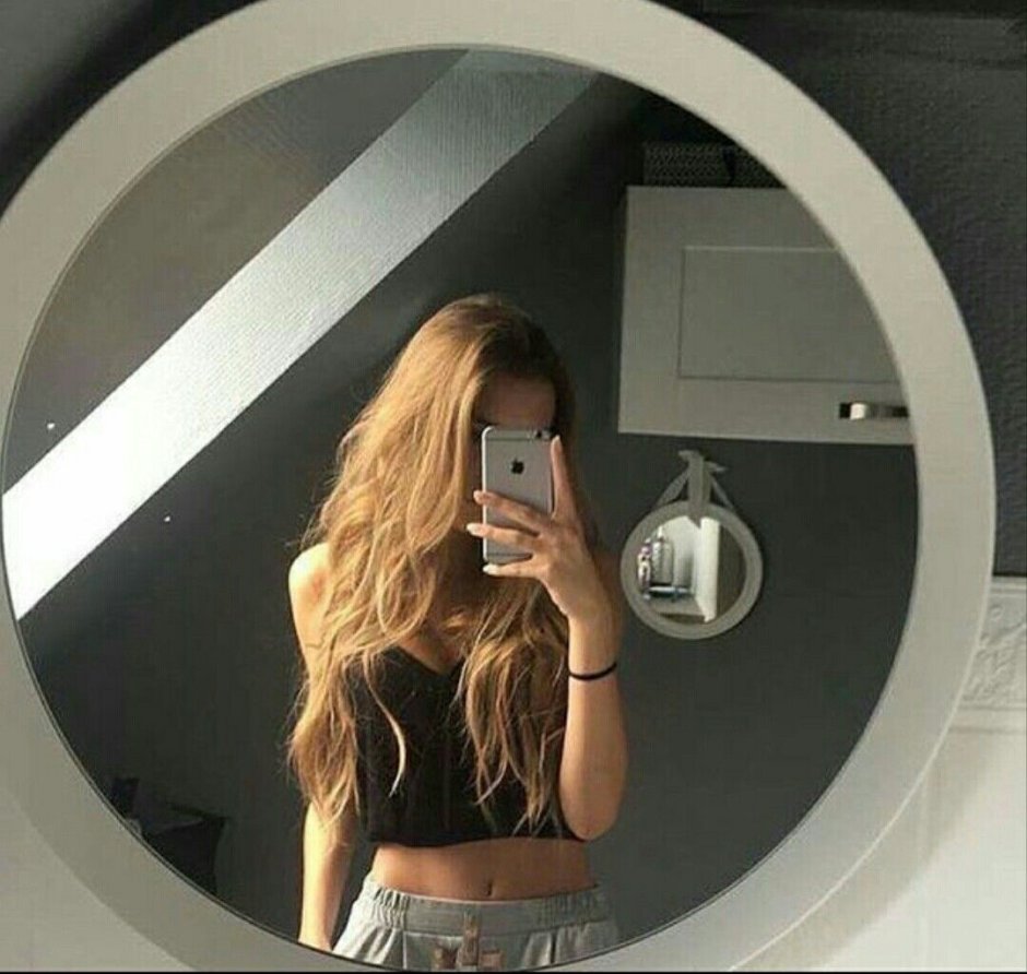 Красивая девушка в зеркале