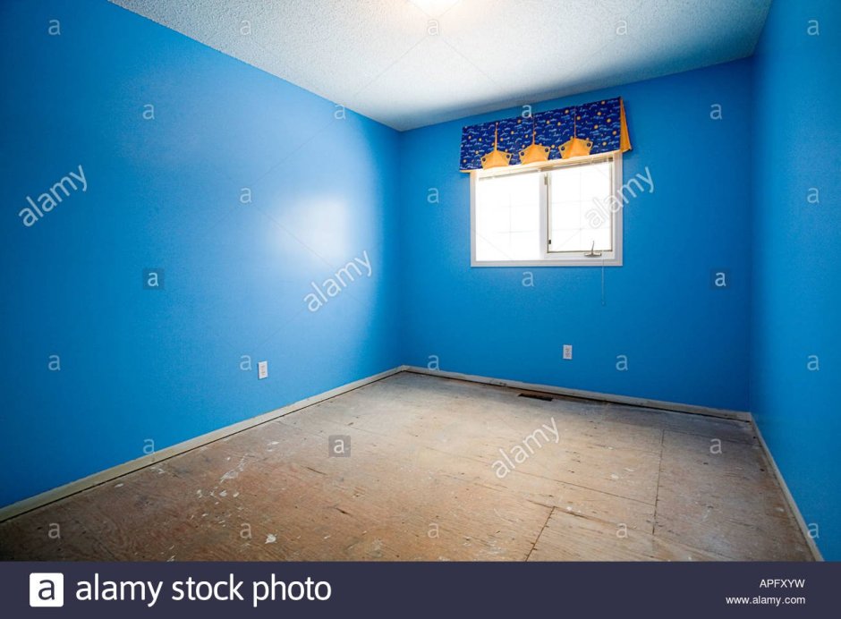 Синие стены без мебели